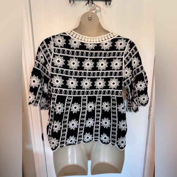 Indigo Poppy Black and White Embroidered Floral Top Size M #1798 - Picture 3 of 8